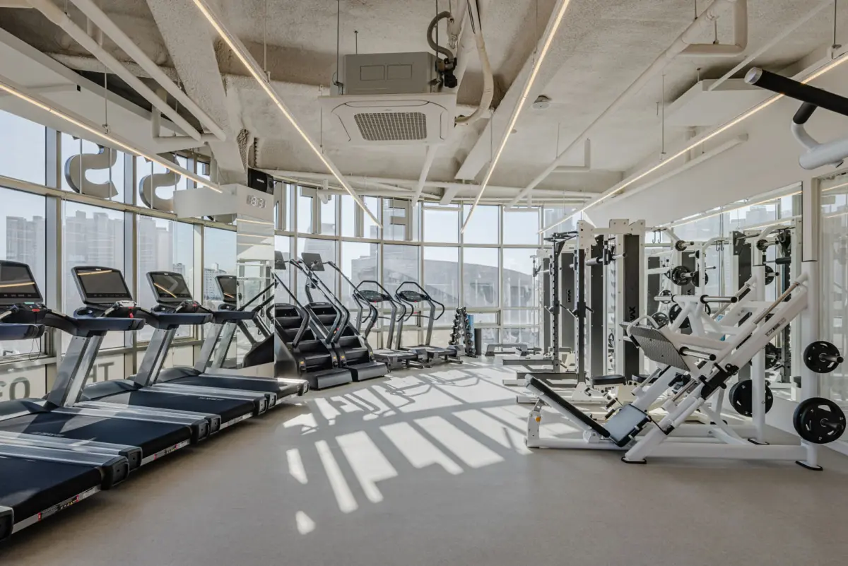 시티뷰 파노라마 윈도우의 모던 피트니스센터